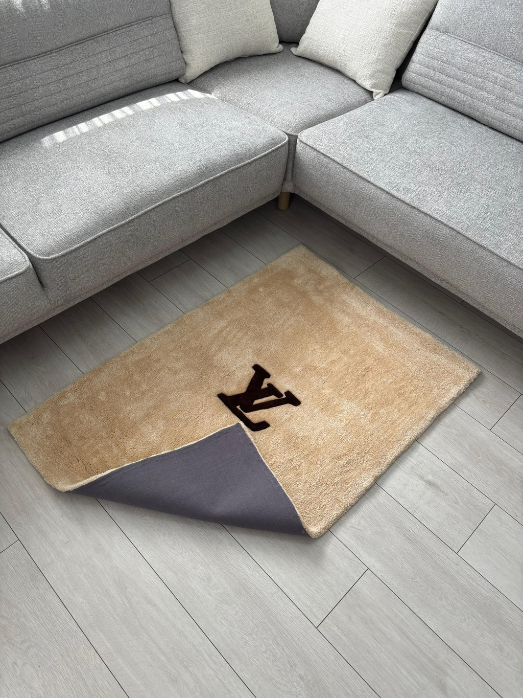 PuffRug – El Yapımı Tufting Halı “LV”